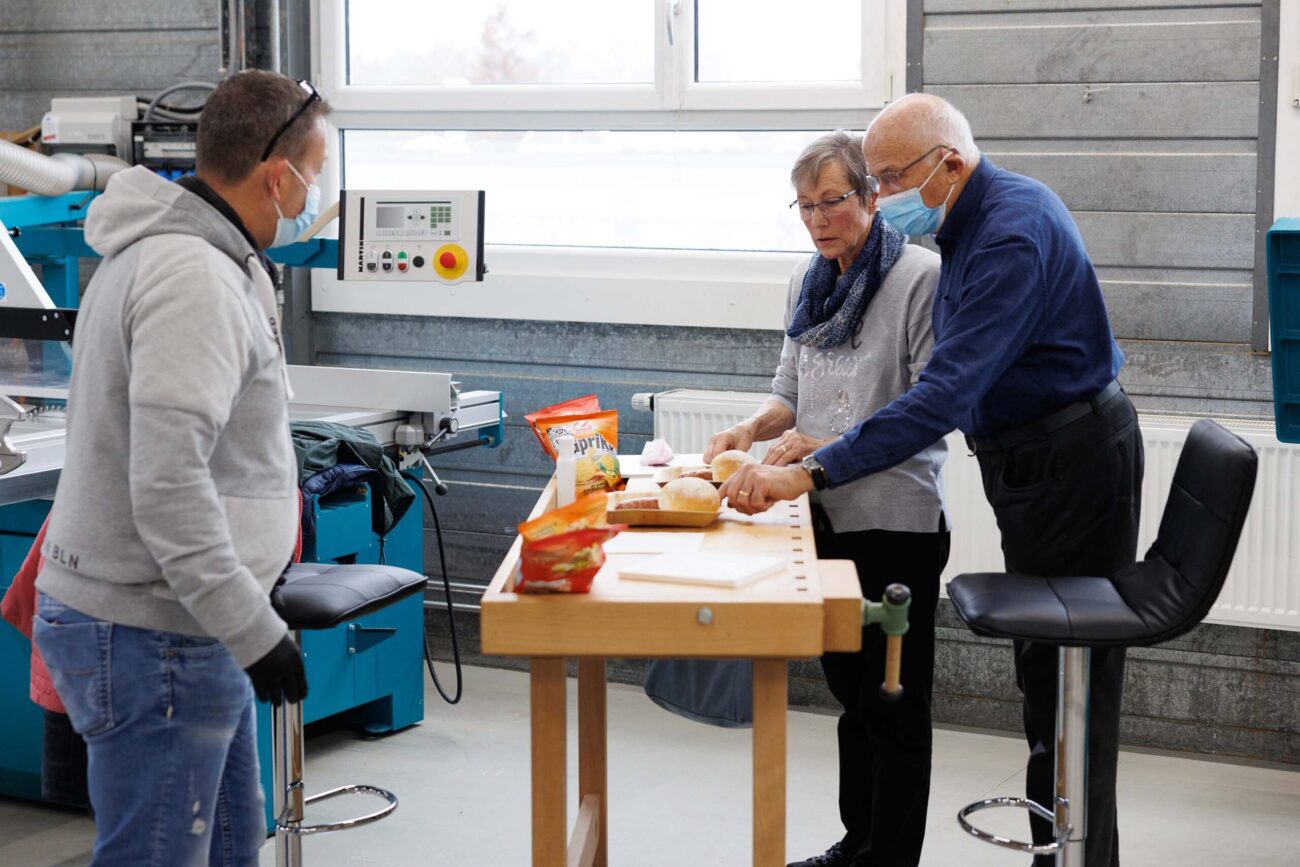 Unsere Hobelbank haben kurzerhand zur Bar umfunktioniert. In diesem Ambiente haben wohl nur wenige bisher ihre Wurst genossen.