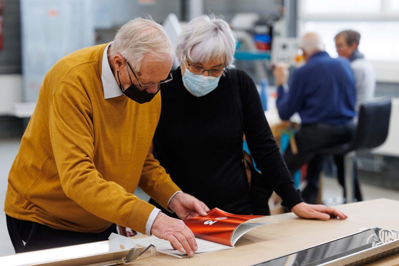 Die Gäste beim Studieren des neuen Jenny & Weber Katalogs.