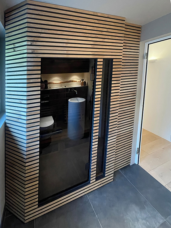 Die spezielle Optik der Infrarotkabine mit Lamellenwand veredelt auch den Raum.