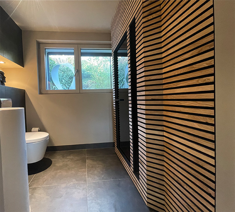 Lässt sich sehen: Die fertig eingebaute Infrarotkabine mit der edlen Lammellenverkleidung.