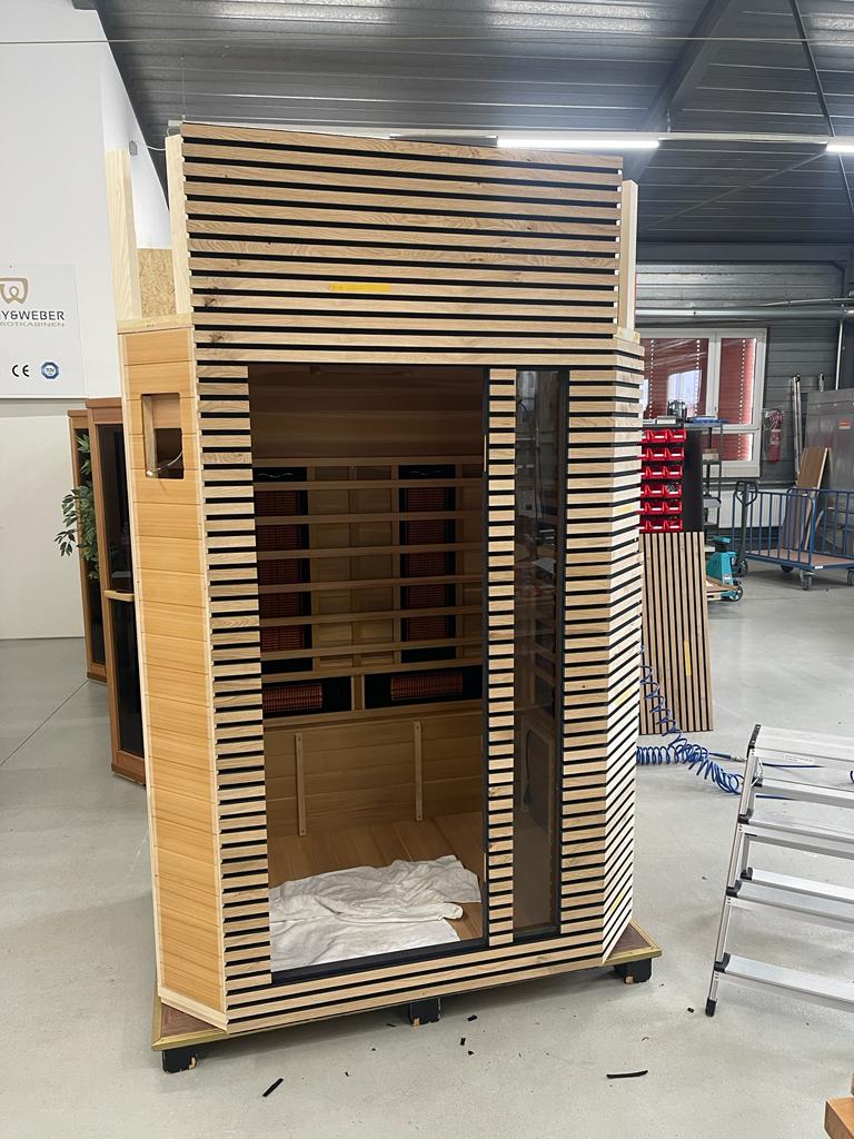 Stylishe Veredelung der Infrarotkabine dank Lamellenwand