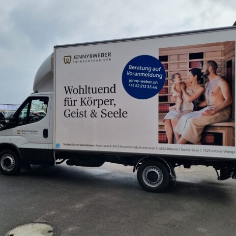 Fertig für den Einsatz: Die neue Fahrzeugbeschriftung der «JENNY & WEBER»-Infrarotkabinen
