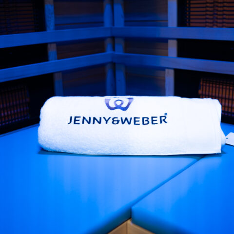 «JENNY & WEBER» an der Bauen+Wohnen 2025: Frotteetuch der Weseta Textil AG im Inneren einer Infrarotkabine