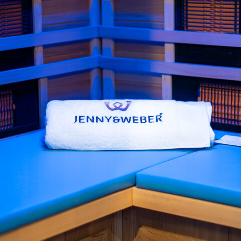 In zehn Farben erhältlich – die «JENNY & WEBER»-Sitzauflagen: Pristine, Ecru, Visionary, Arpad, Brisa, Cinnabar, Reflex, Victoria, Evergreen, Lime.