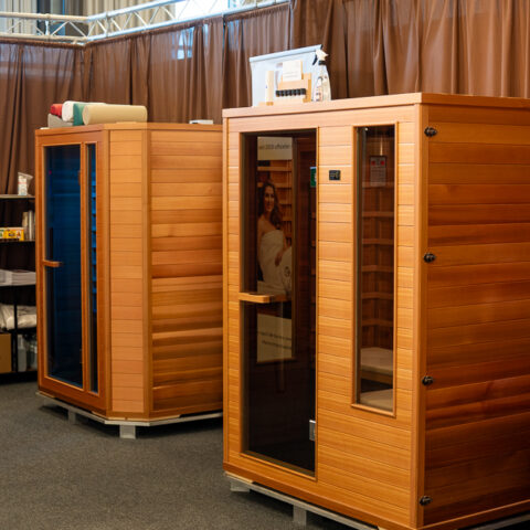 «JENNY & WEBER» an der Bauen+Wohnen 2025: Modell 2 Komfort (links) und Sonderedition «Chrigu Stucki» (rechts)