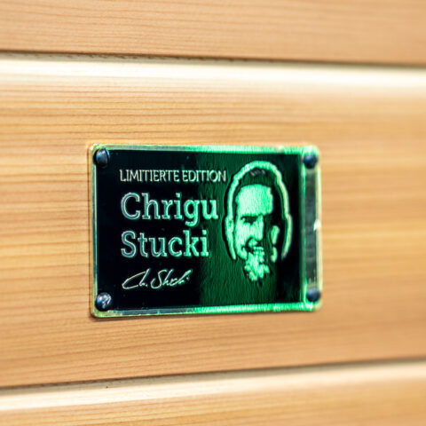 «JENNY & WEBER» an der Bauen+Wohnen 2025: Plaquette mit Christian Stucki auf der Sonderedition «Chrigu Stucki»