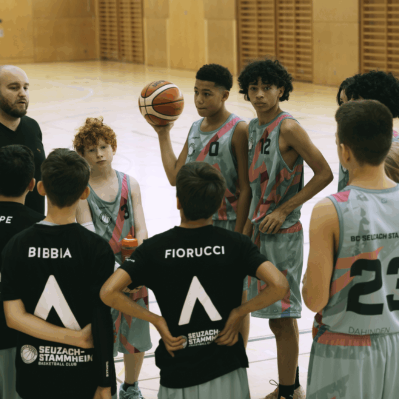 Der Basketballclub Seuzach‑Stammheim fördert Basketballbegeisterung und Teamgeist in der Region. «JENNY & WEBER» unterstützt den Verein als Sponsor mit Fokus auf regionalen Sport.