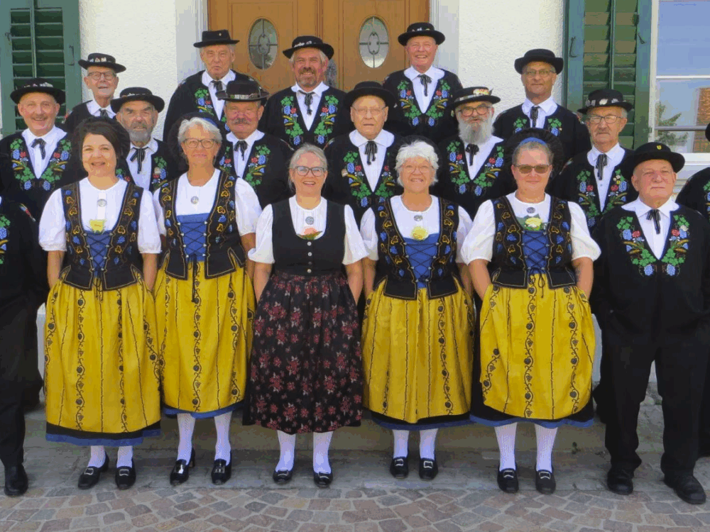 Jodlerklub «Tänni» Henggart in Tracht beim Auftritt, unterstützt von «JENNY & WEBER»