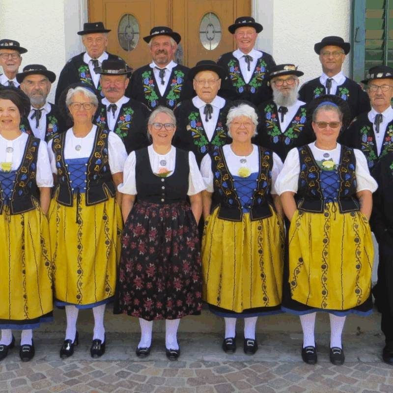 Jodlerklub «Tänni» Henggart in Tracht beim Auftritt, unterstützt von «JENNY & WEBER»