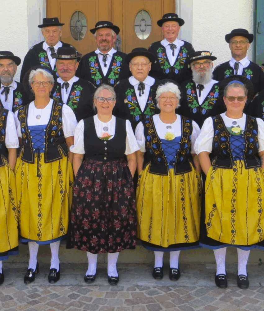 Jodlerklub «Tänni» Henggart in Tracht beim Auftritt, unterstützt von «JENNY & WEBER»
