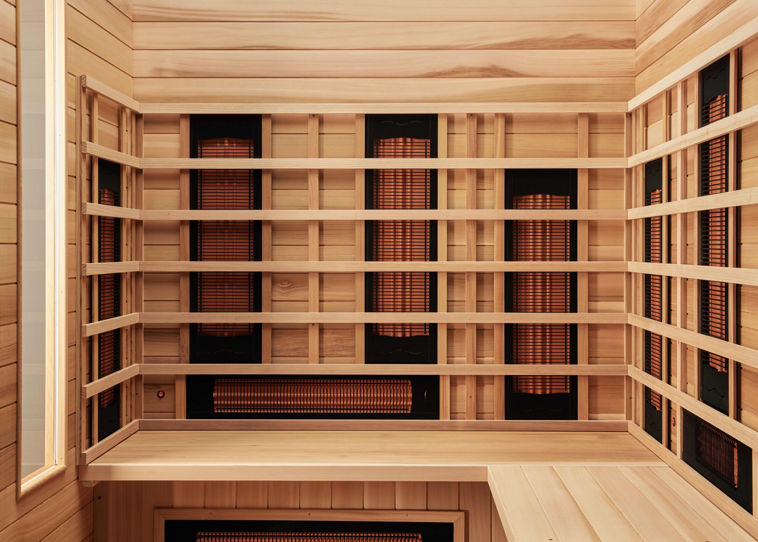 Innenansicht der Infrarotkabine Sonderedition Chrigu Stucki von «JENNY & WEBER» mit ergonomischen Sitzflächen und tiefenwirksamen Infrarotstrahlern