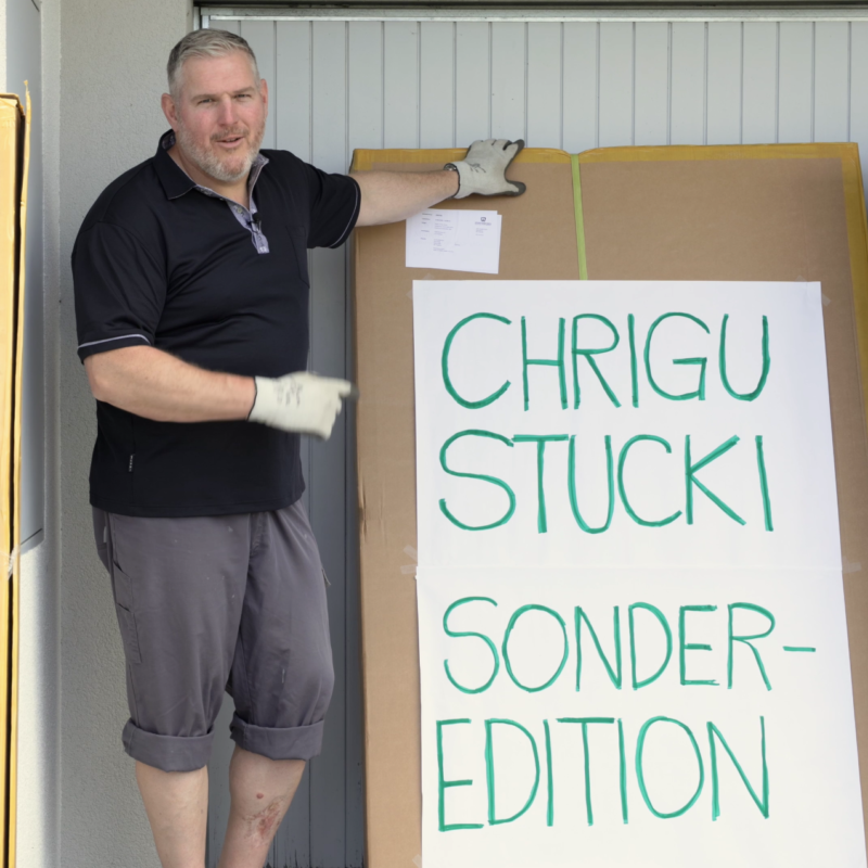 Chrigu Stucki montiert die Sonderedition seiner Infrarotkabine von «JENNY & WEBER».