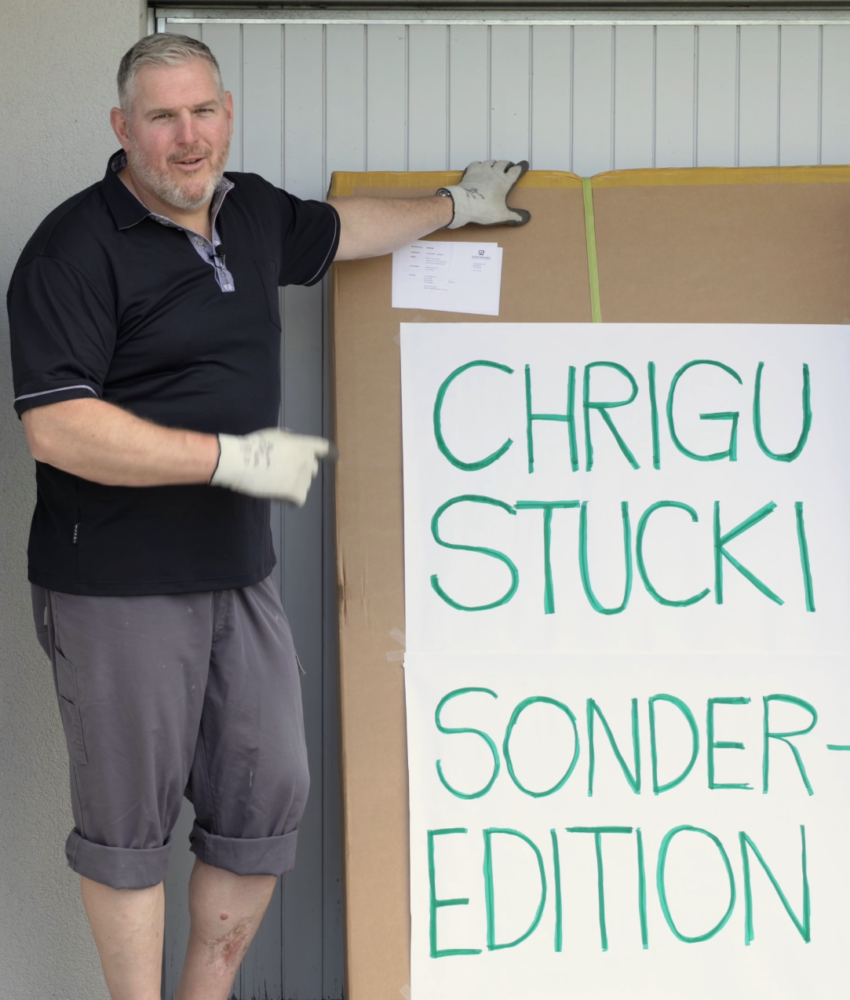 Chrigu Stucki montiert die Sonderedition seiner Infrarotkabine von «JENNY & WEBER».